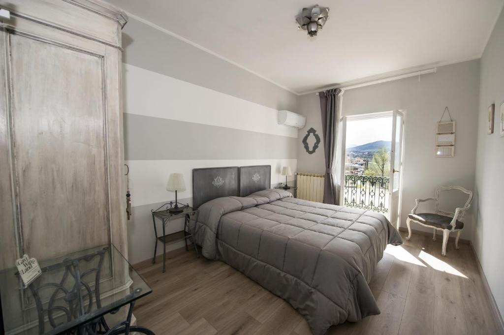 una camera con un letto e una grande finestra di Treinin Guest Rooms a Gavi