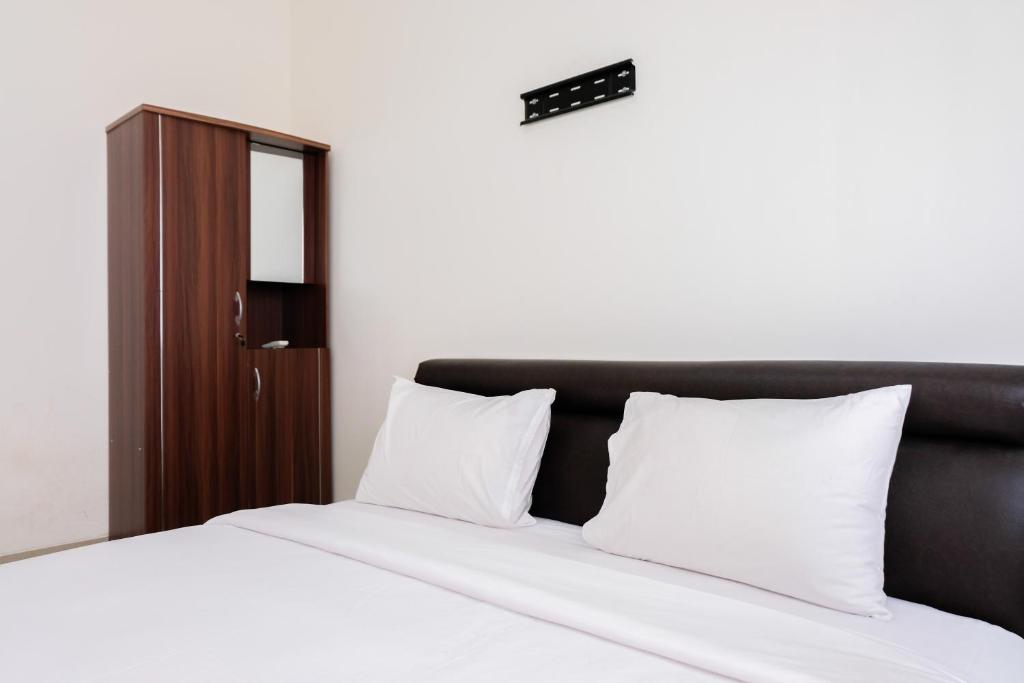 Simply Furnished 1BR at Paramount Skyline Apartment By Travelio - One-Bedroom Apartment
