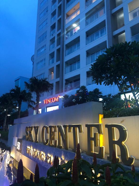 una señal para el hotel del coeficiente del cielo por la noche en SKYHOMES - Tan Son Nhat Airport Homestay en Ho Chi Minh