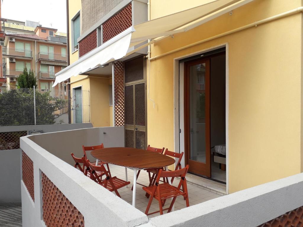 Balkon lub taras w obiekcie A 3 PASSI DAL MARE