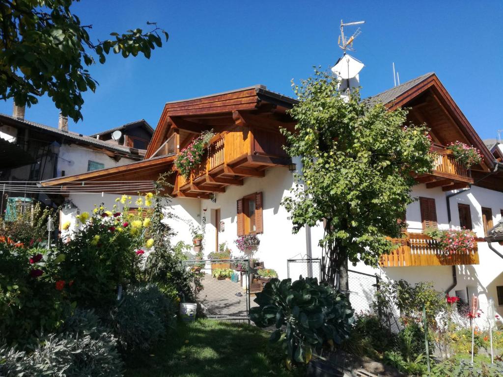 un bâtiment avec une croix en haut dans l'établissement LA CESURA, à Carano