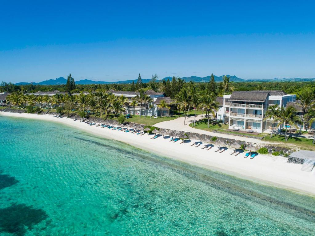 - une vue aérienne sur la plage du complexe dans l'établissement Solana Beach Mauritius - Adults Only, à Belle Mare