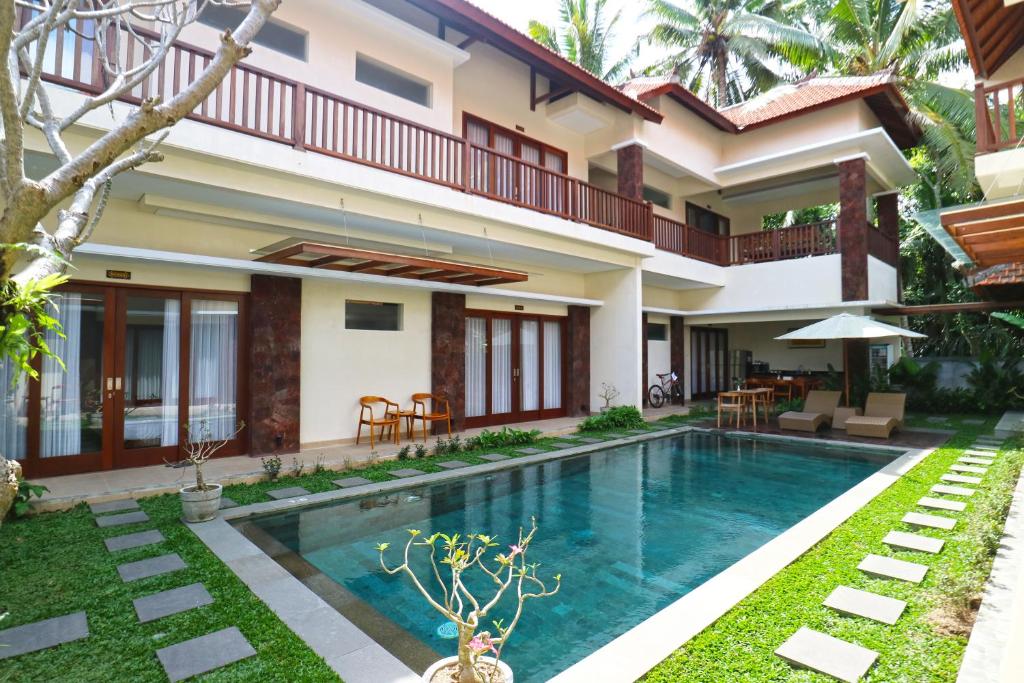 Villa con piscina frente a una casa en Toya Villa Ubud, en Ubud