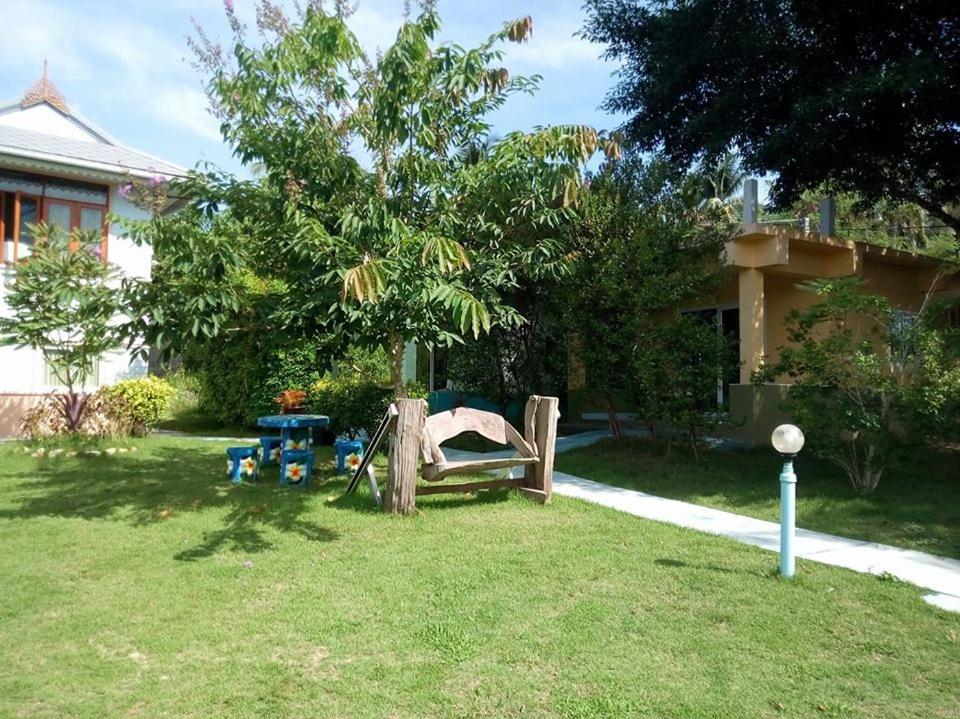 Zahrada ubytování AtMyHomeStay Bangsaphan