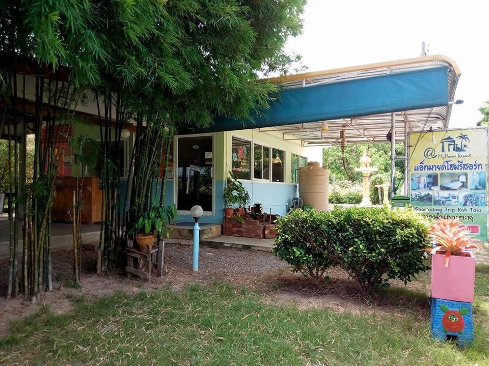 Zahrada ubytování AtMyHomeStay Bangsaphan