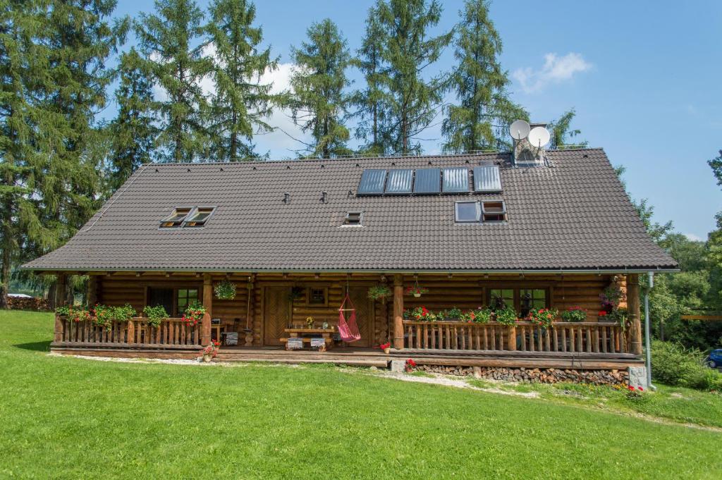 una baita di tronchi con portico e tetto di Penzion-Ranc u Trapera a Hrabušice