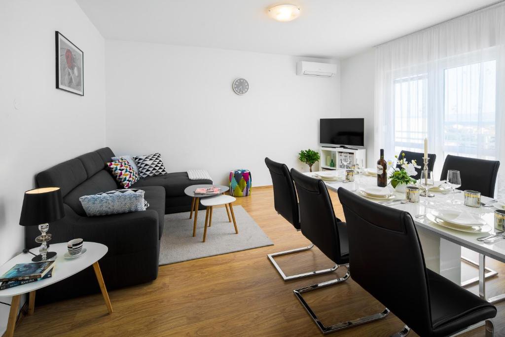 Televízia a/alebo spoločenská miestnosť v ubytovaní Lotus Apartman