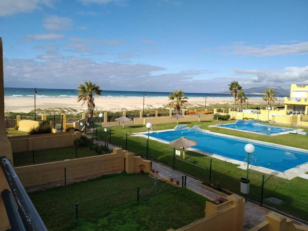 widok na plażę z balkonu ośrodka wypoczynkowego w obiekcie LANCES I. Terrace, beach and pool w mieście Tarifa