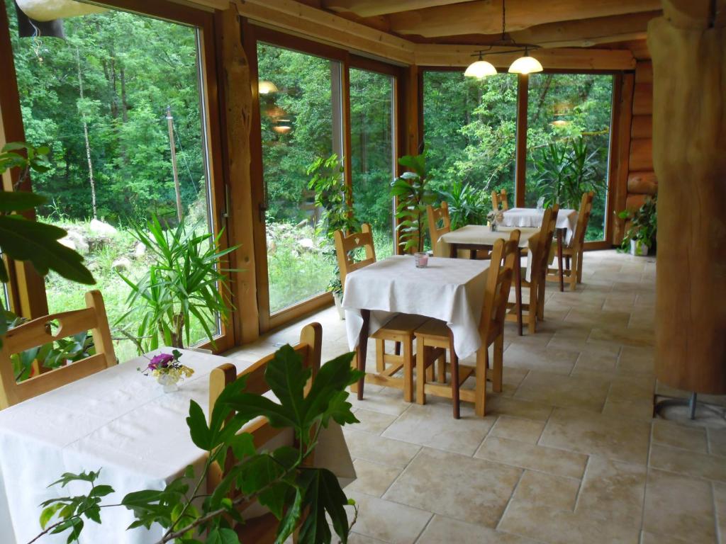 Restoran või mõni muu söögikoht majutusasutuses Chambres d'hôtes Les Rondins De La Fecht