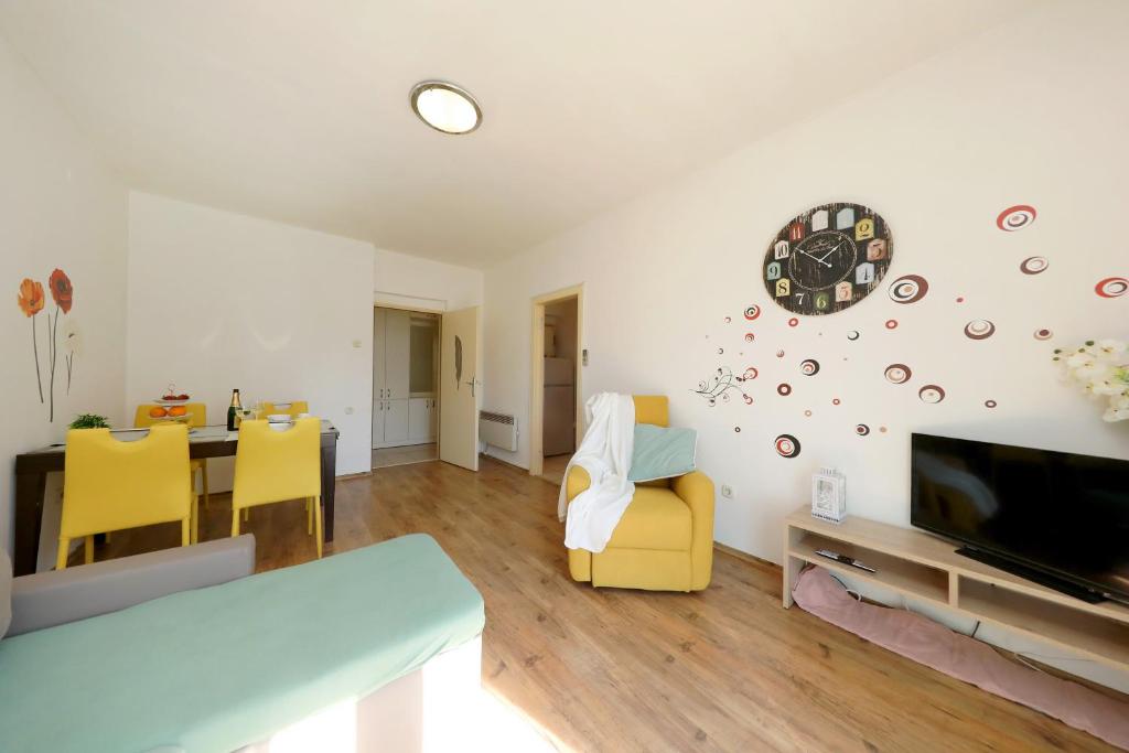 Televízia a/alebo spoločenská miestnosť v ubytovaní Apartment Sunny Side