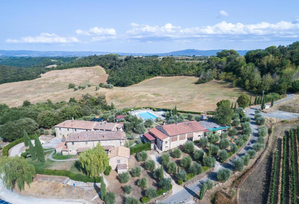 una vista aérea de una casa con piscina en Tenuta Decimo - Il Borgo Di Mariano, en San Gimignano