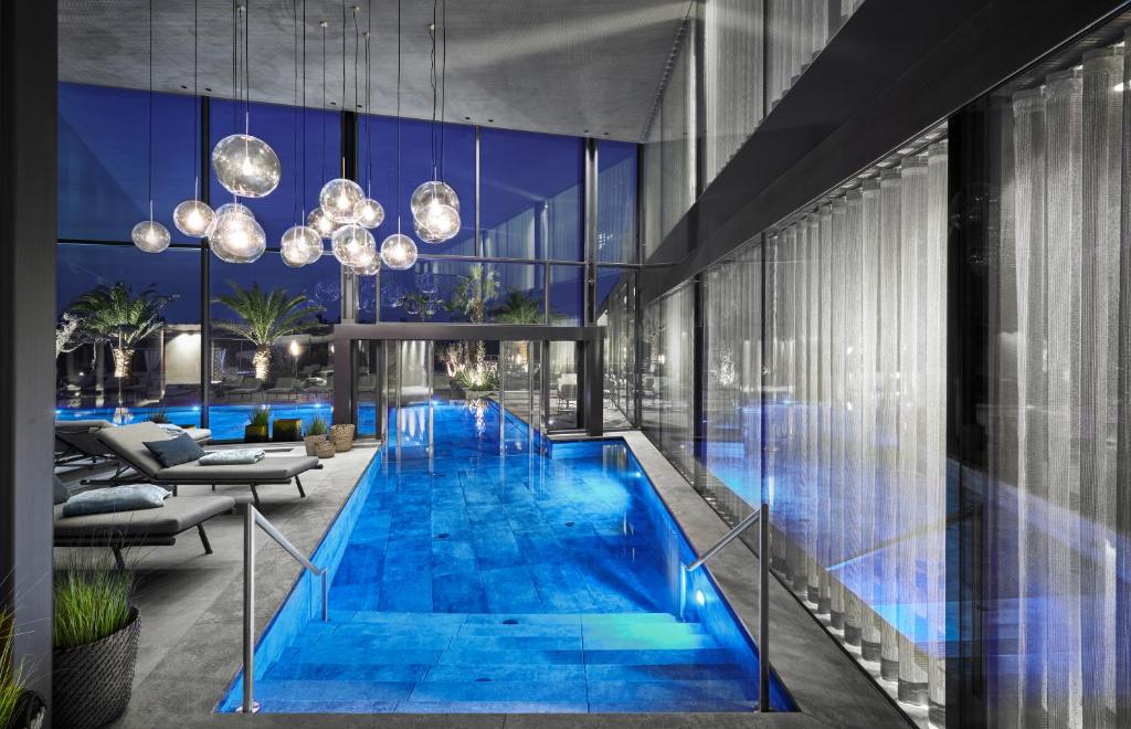 Bazén v ubytování Quellenhof Luxury Resort Lazise nebo v jeho okolí