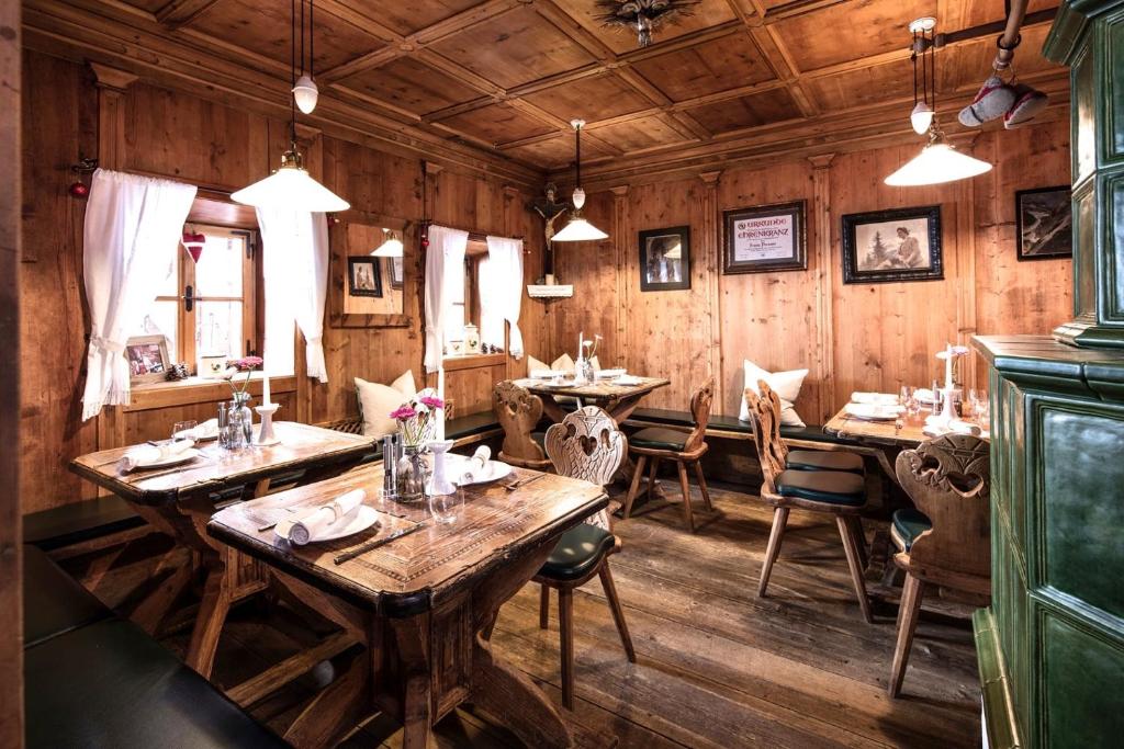 Reštaurácia alebo iné gastronomické zariadenie v ubytovaní Hotel Gasthof Perauer
