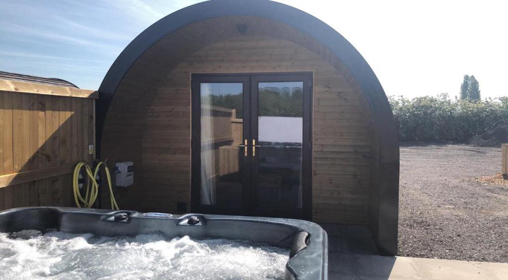 Superior Glamping Pod With Hot Tub, Glamping Pods With Hot Tub And Fire Pit