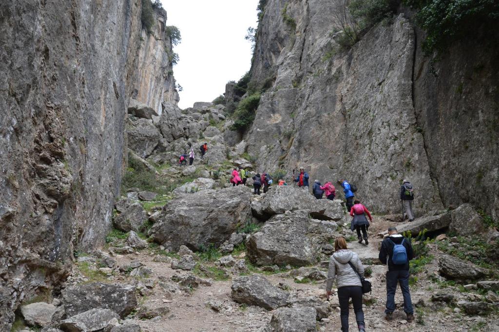 un grupo de personas caminando por un sendero de montaña en Sardinia Climbing House, en Ulassai