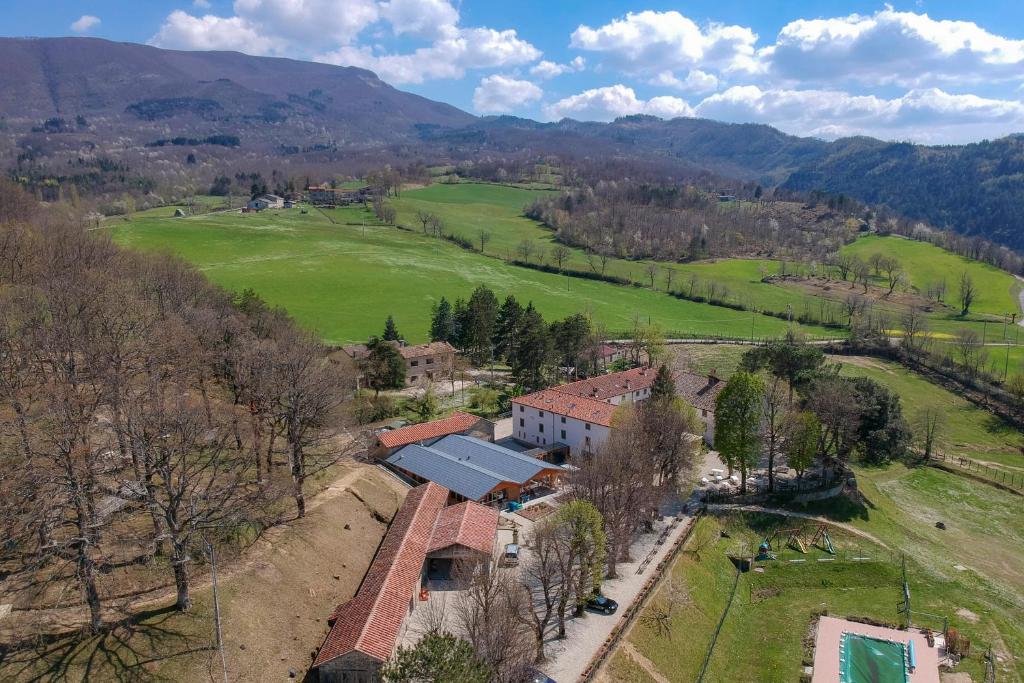 una vista aérea de una casa en un campo en Fattoria Cà Di Gianni, en Bagno di Romagna