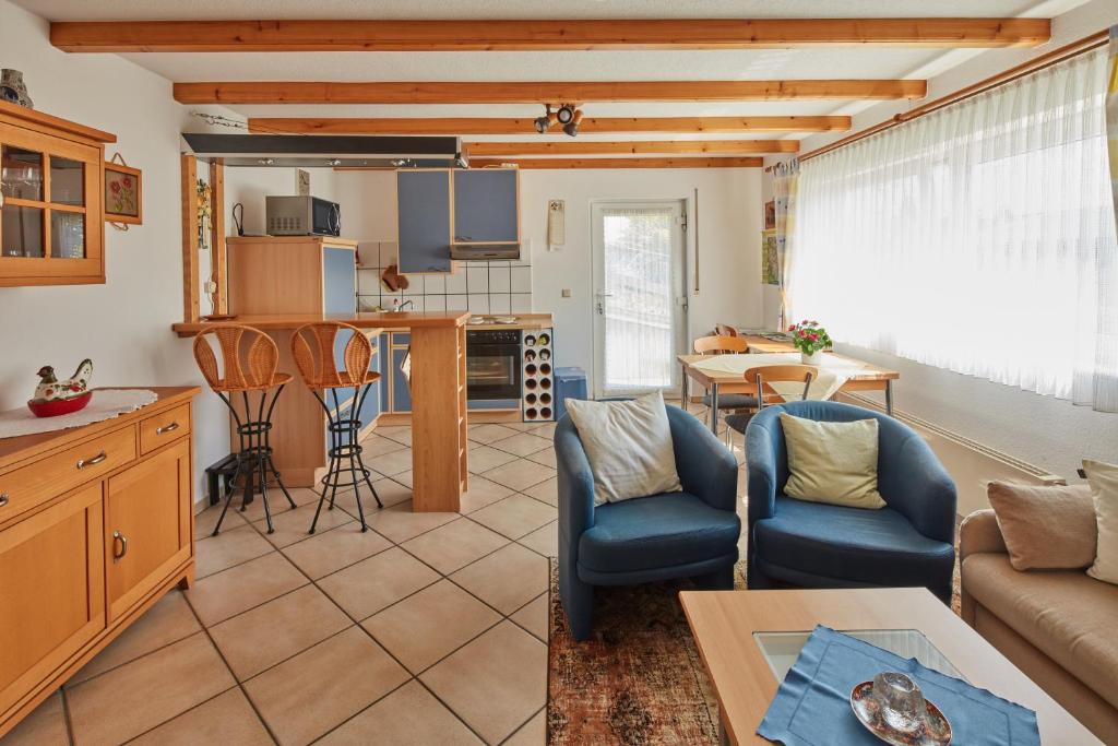 ein Wohnzimmer mit einem Sofa und einem Tisch in der Unterkunft Ferien- und Messewohnung/ Apartment in Wahlscheid