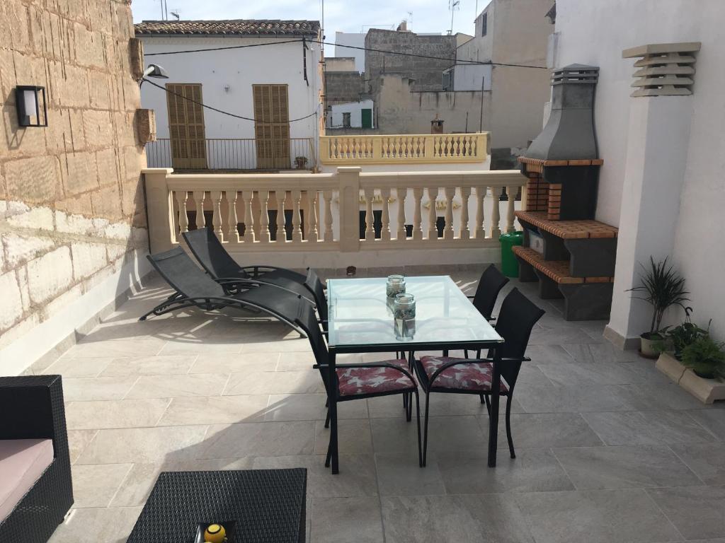 a patio with a table and chairs on a balcony at Cala Petita in Porto Cristo