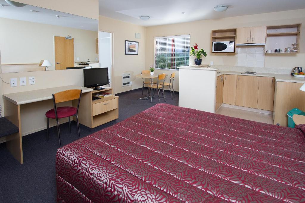 Alhambra Oaks Motor Lodge - Resim 4