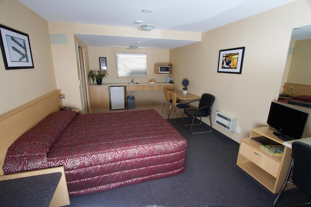 TV a/nebo společenská místnost v ubytování Alhambra Oaks Motor Lodge