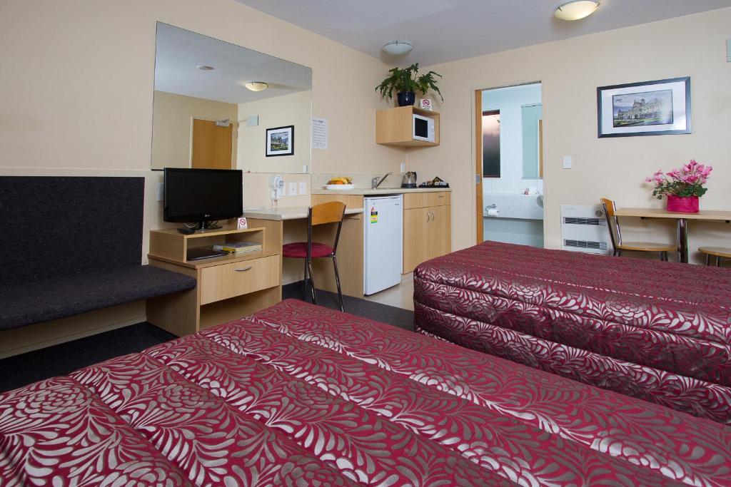 TV a/nebo společenská místnost v ubytování Alhambra Oaks Motor Lodge