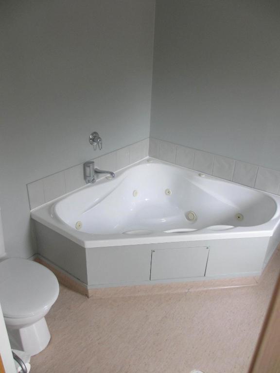 Alhambra Oaks Motor Lodge - Resim 34