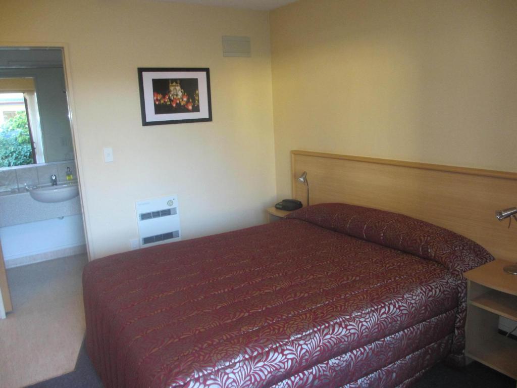 Postel nebo postele na pokoji v ubytování Alhambra Oaks Motor Lodge