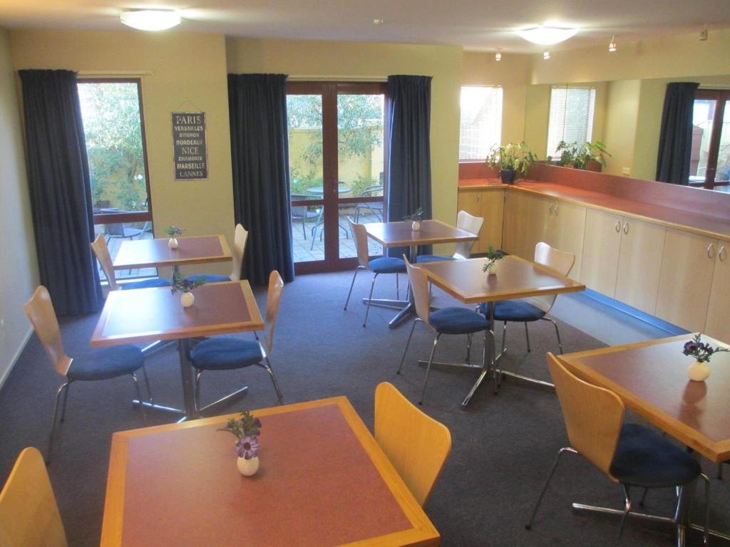 Alhambra Oaks Motor Lodge - Resim 38