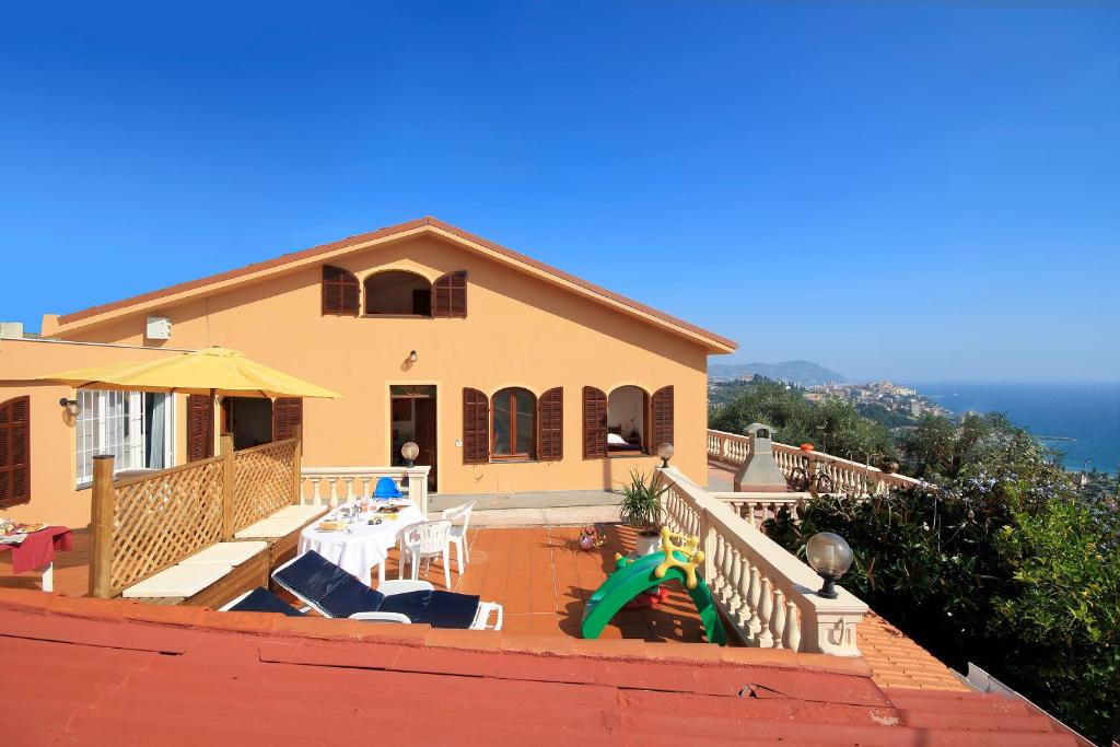 a house with a backyard with a swimming pool at Appartamenti Villa Chiara in Imperia
