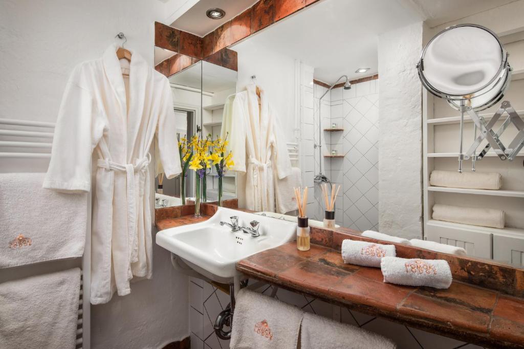 Vannituba majutusasutuses HOMOKI LODGE Bed & Beyond Glamping