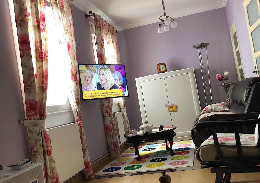 sala de estar con TV y mesa en Mi Casa Dos, en Lugo