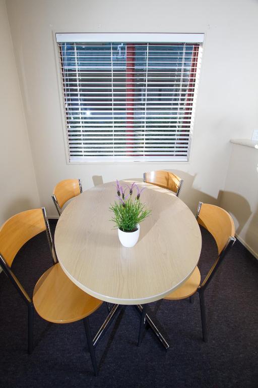 Alhambra Oaks Motor Lodge - Resim 7