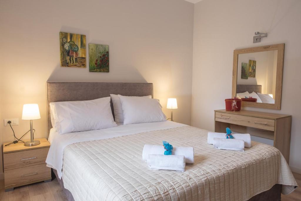 1 dormitorio con 1 cama blanca grande y 2 toallas en Katia Appartment en Ágios Nikólaos