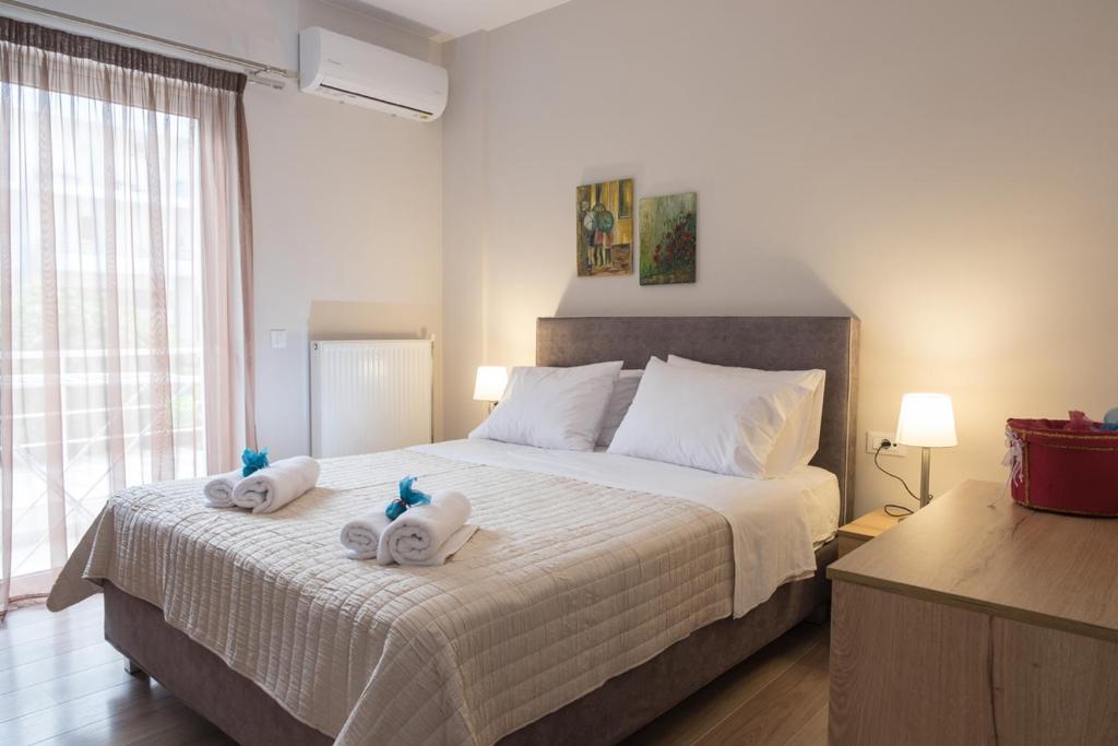 sypialnia z łóżkiem i dwoma ręcznikami na nim w obiekcie Katia Appartment w mieście Ajos Nikolaos