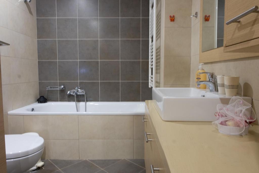łazienka z wanną, umywalką i toaletą w obiekcie Katia Appartment w mieście Ajos Nikolaos