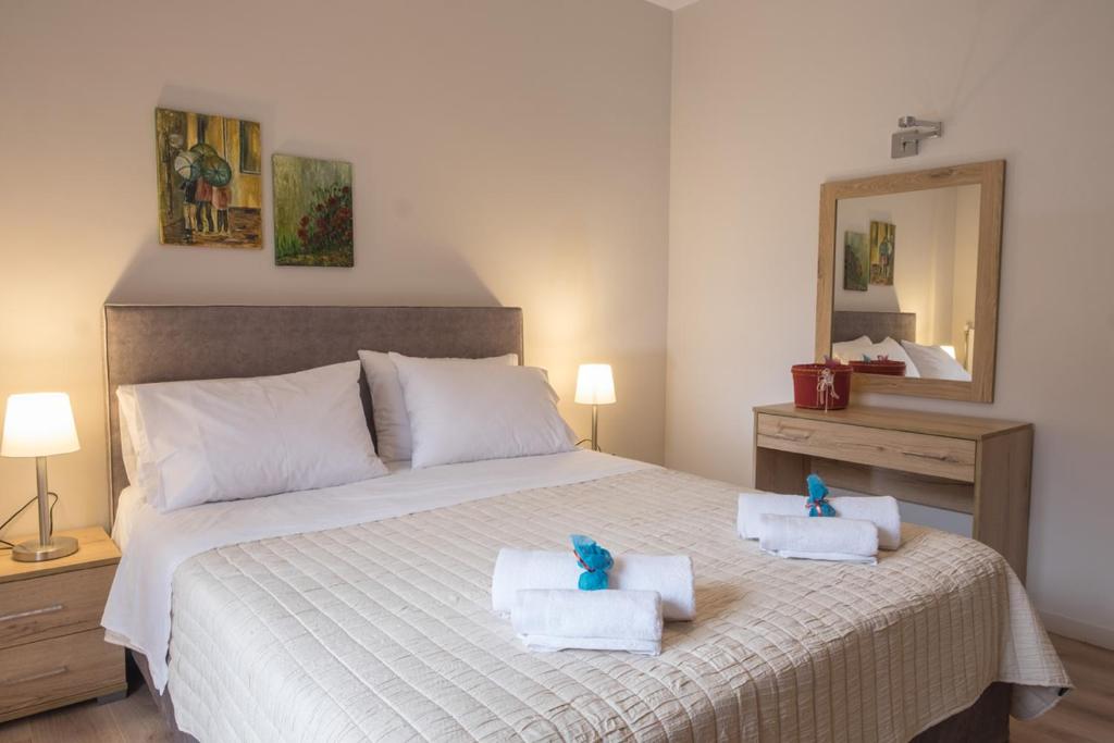 sypialnia z łóżkiem z dwoma misiami na ręcznikami w obiekcie Katia Appartment w mieście Ajos Nikolaos