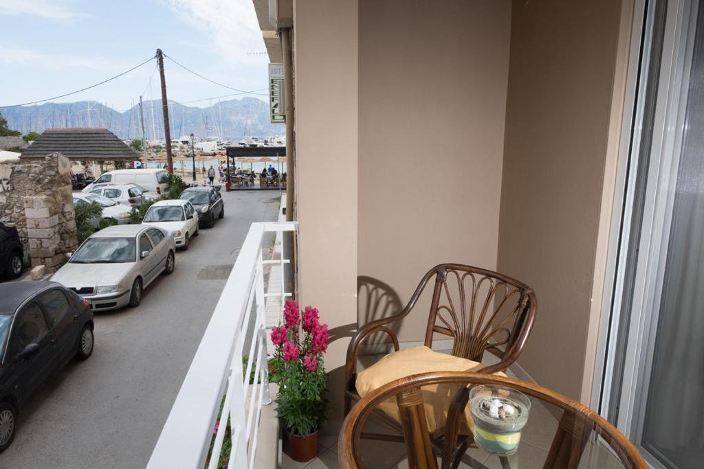 balkon z krzesłami i widokiem na ulicę w obiekcie Katia Appartment w mieście Ajos Nikolaos