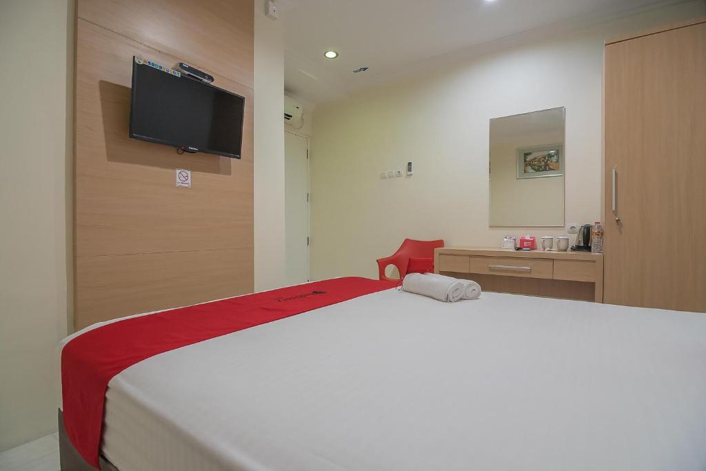 Postel nebo postele na pokoji v ubytování RedDoorz near MT Haryono Semarang