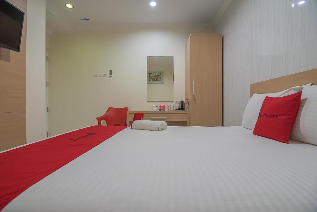 Postel nebo postele na pokoji v ubytování RedDoorz near MT Haryono Semarang