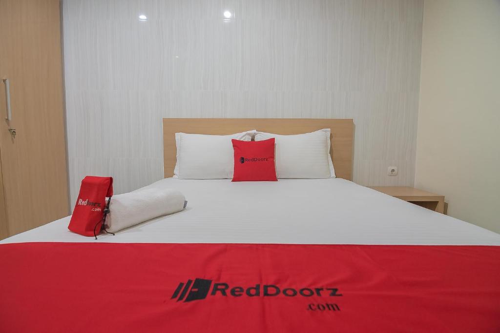 Postel nebo postele na pokoji v ubytování RedDoorz near MT Haryono Semarang