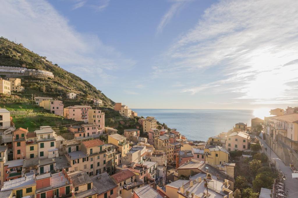 a view of a town with the ocean in the background at Casato Bapo camera panoramica Aurora in Riomaggiore