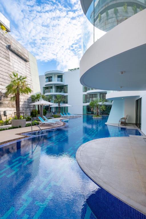 Bazén v ubytování Absolute Twin Sands Resort & Spa - SHA Extra Plus nebo v jeho okolí