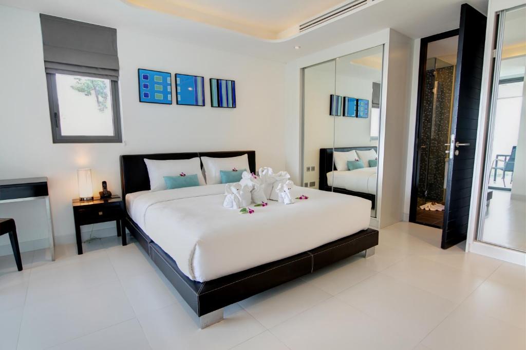 Postel nebo postele na pokoji v ubytování Absolute Twin Sands Resort & Spa - SHA Extra Plus