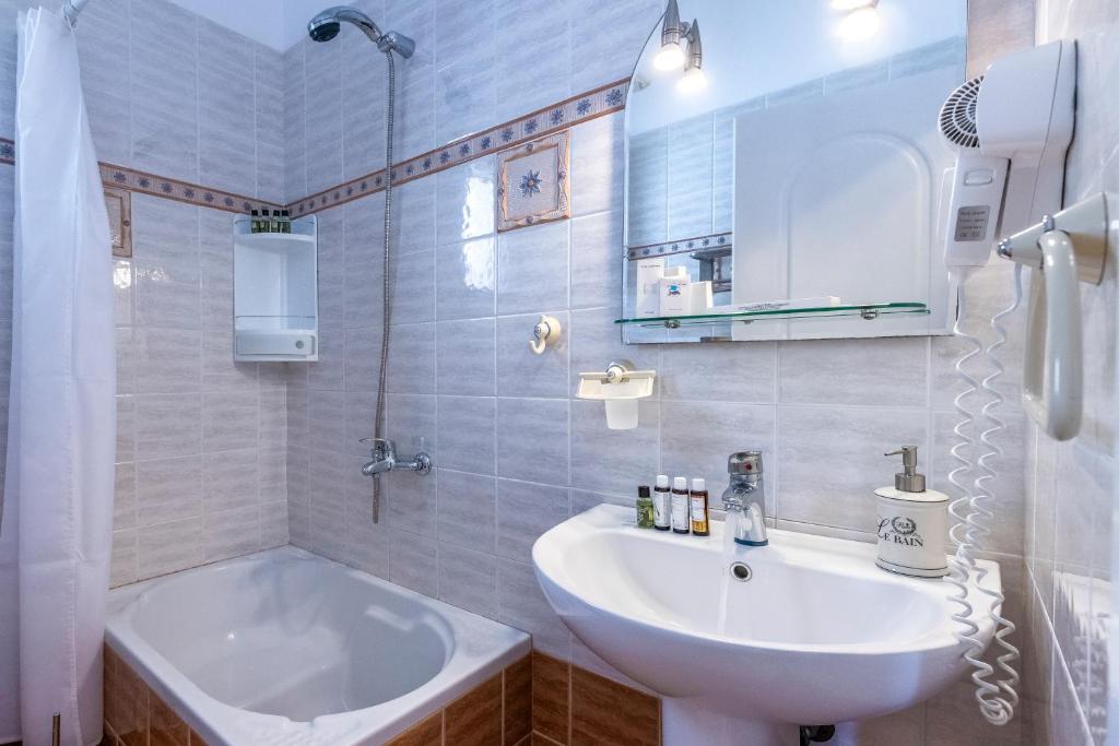Salle de bains dans l'établissement Mirabeli Apartments & Suites
