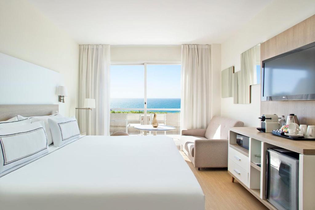 Postel nebo postele na pokoji v ubytování Melia Sitges