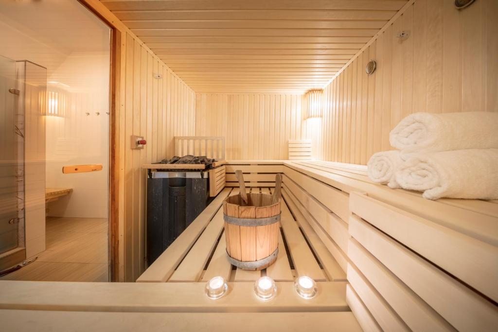 Postel nebo postele na pokoji v ubytování HofHotel Krähenberg