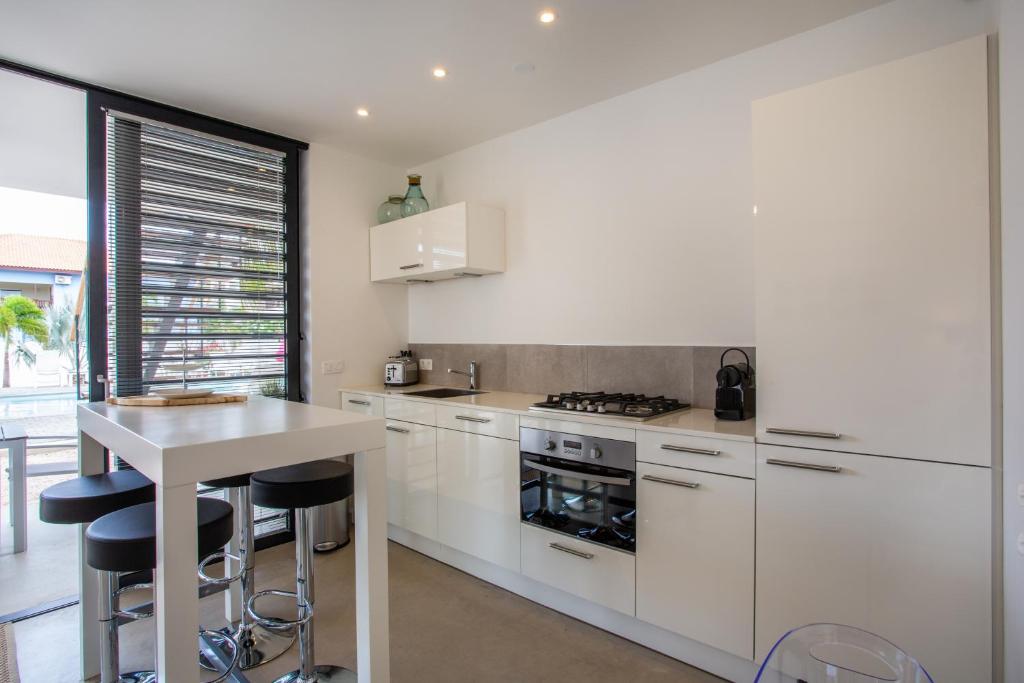Kuchyň nebo kuchyňský kout v ubytování La Vista Luxury Apartment Jan Thiel