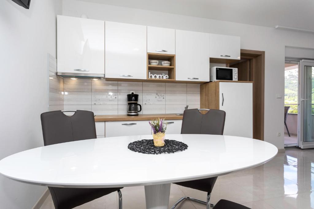 Kuchyňa alebo kuchynka v ubytovaní Apartments Mateo 2