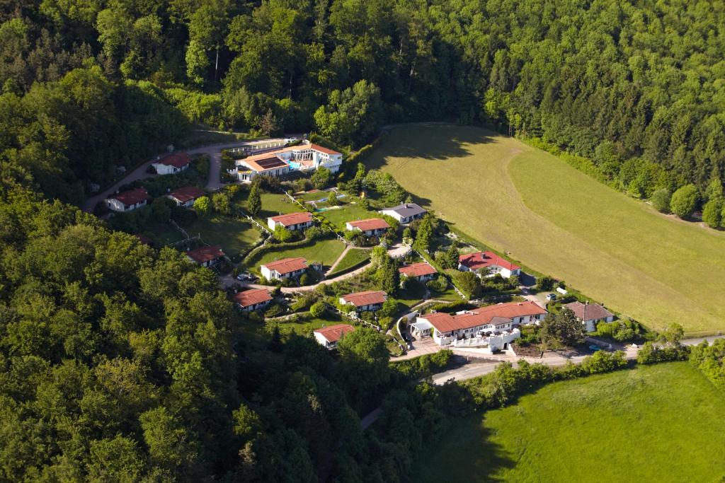 eine Luftansicht eines Hauses in der Mitte eines Feldes in der Unterkunft Einbecker Sonnenberg in Einbeck