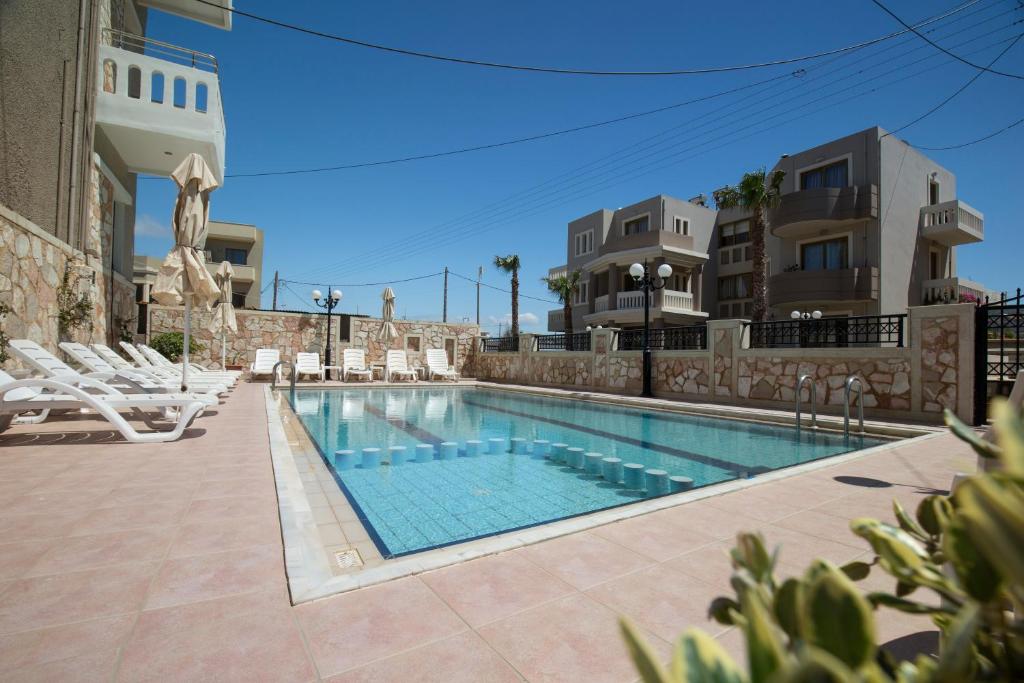Piscina di Mandy Suites o nelle vicinanze